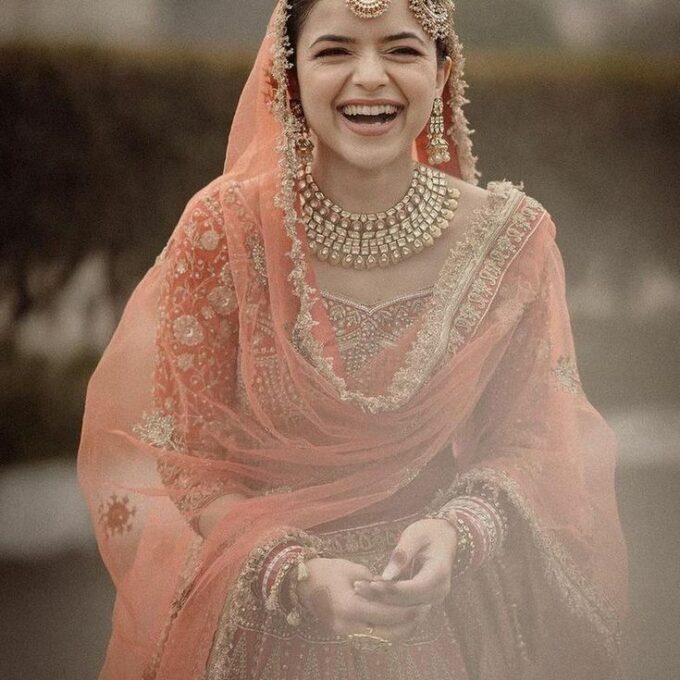 بظاہر سادگی سے مسکرا کر دیکھنے والو کوئی کمبخت ناواقف اگر دیوانہ ہو جائے